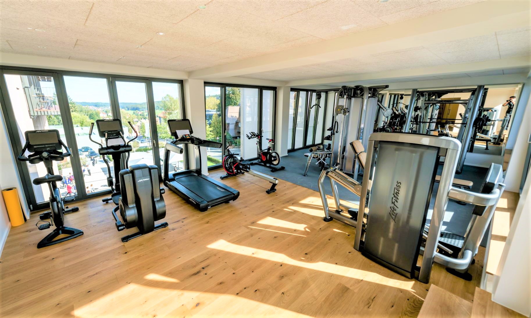 Foto des Fitnessraums im Hotel Federwerk mit verschiedenen Fitnessgeräten