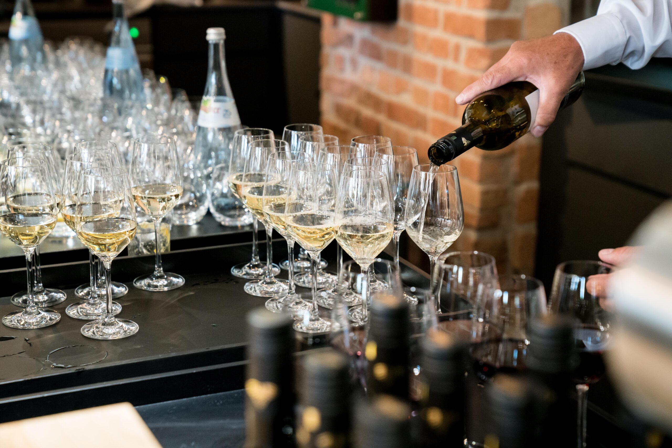 Wein wird ausgeschenkt im FeinWERK